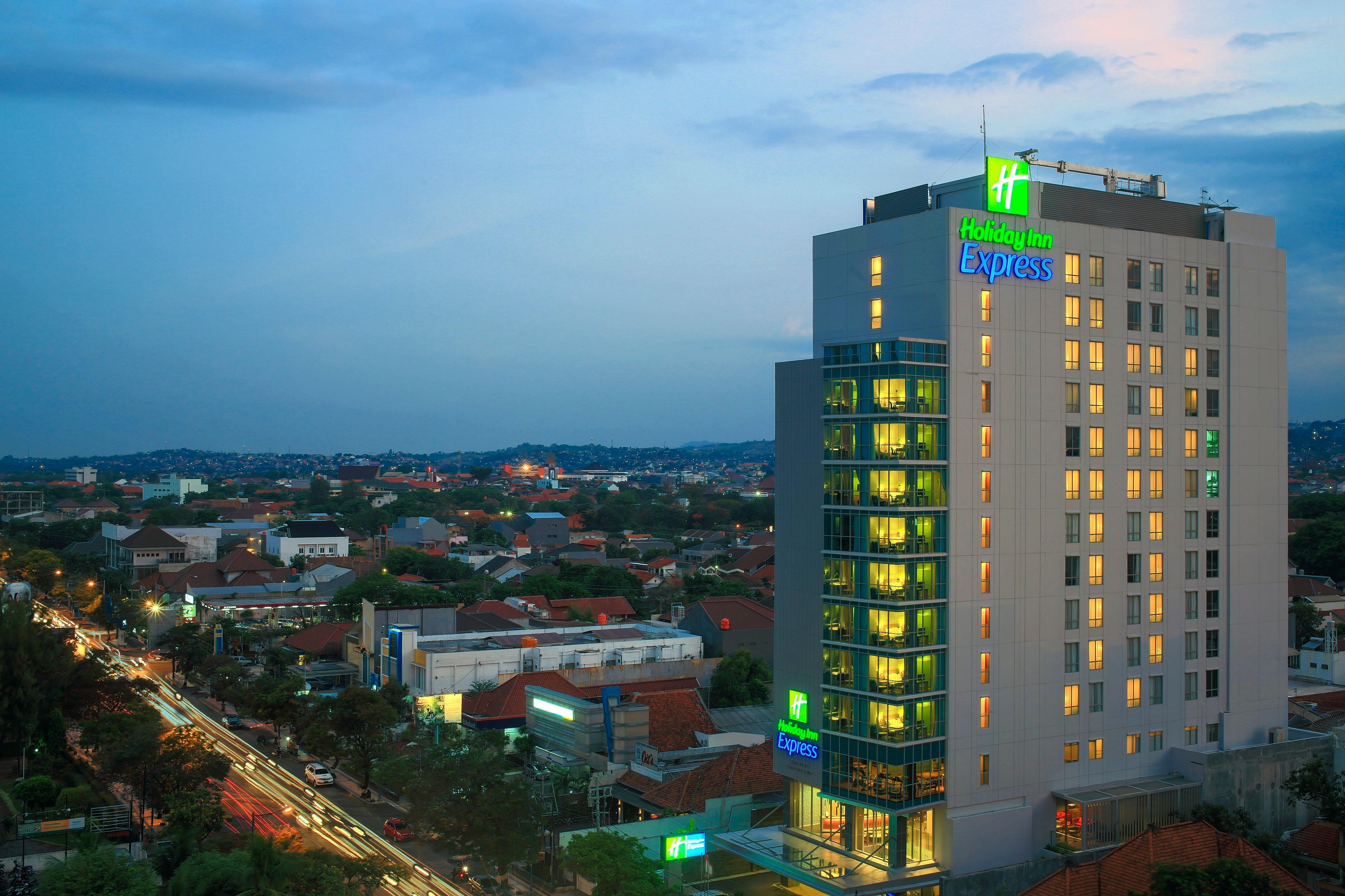 Holiday Inn Express Semarang Simpang Lima By Ihg Exterior photo